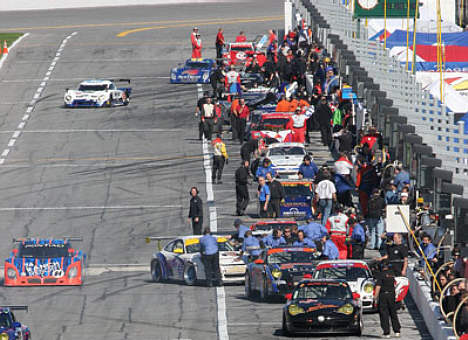 Over 70 biler deltager i dette års udgave af Daytona 24 timer. Bagerst, på vej ud af pitten, ses Jan Magnussen i SunTrust Pontiac Riley.